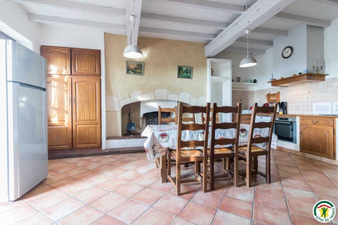 31G100642-45ef002a6f4249db93e304373f553b54