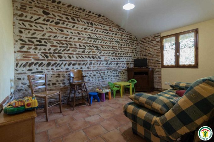 31G100642-ca01e7d1de4a427db398d54a69f605c8