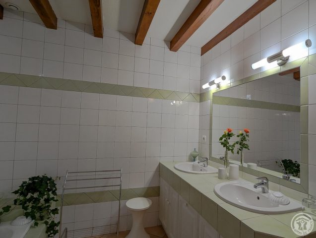 31G100656-0dd7ec5e25f54a0aa4764519416c695c