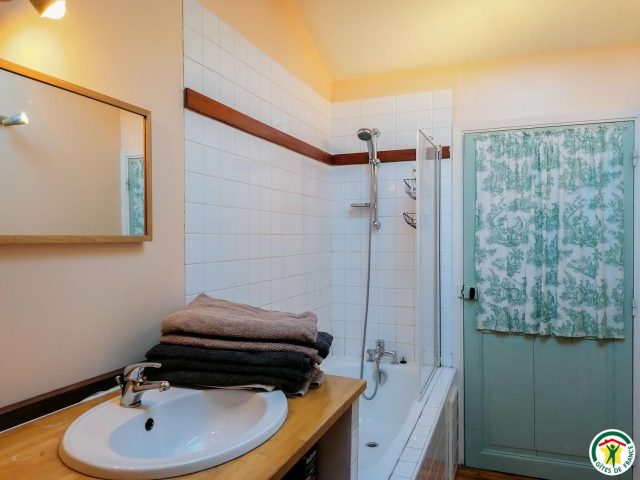 31G100677-0beec9ecafad4fca858d5212c3fe6b46