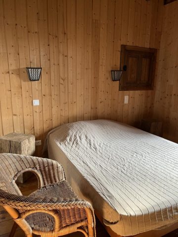 31G100712-97810827c9d54eeab3f36d750ee89071