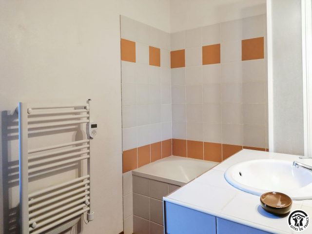 31G100712-bb8d3c72951f477893b66755493cf749