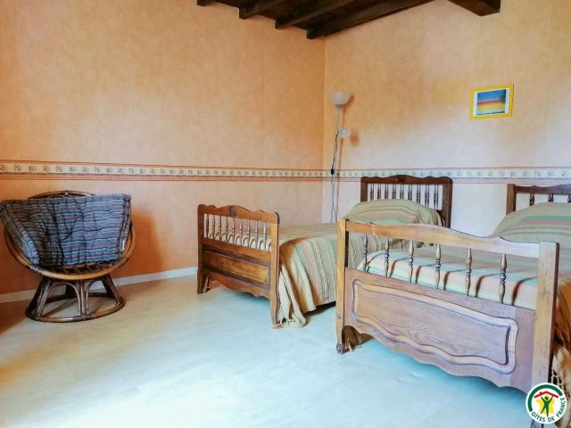 31G100764-8f9e572962ea41b181eb0ba4592e1b2b