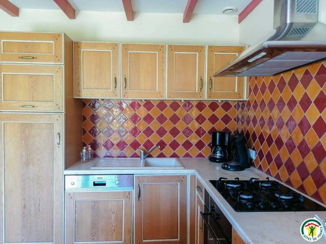 31G100764-ef5f70f7b6f448bfac165f9d3cd6bf9f