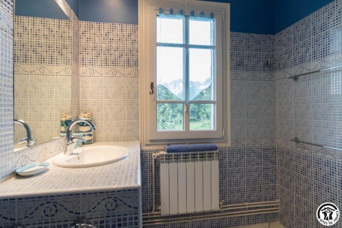 31G100773-1416ad89ee94467486d51f18006a72f5