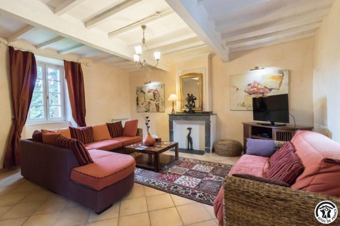 31G100773-2df4aaf90e1e450a800a1f83007243a0