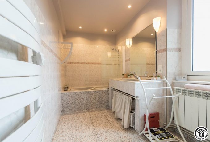 31G100773-ae21088e6db4462dbc490b707c6391d8