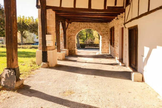 31G100853-9a293ea866204a77bb56be089c0d6173