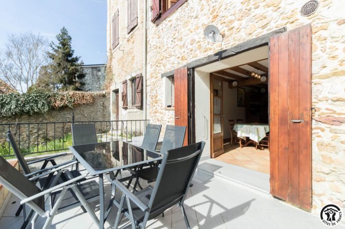 31G100853-b778bb5e81b040528348e684d54416a0