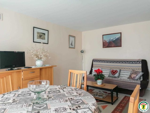 31G100886-7d7155182d0d43f2bc861ef913151715