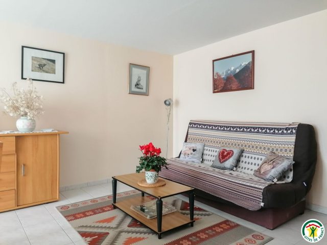 31G100886-c9d2c538d3714480ae2be53a165f5101