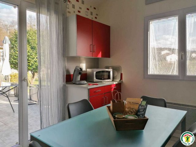 31G100895-1f47c60339e84cdd954b17698a9be4af