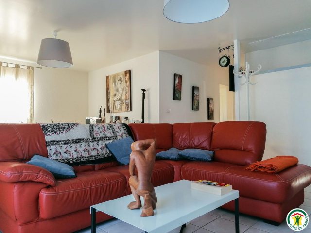 31G100895-e2f6aa8f3f8b43328f5ef8eb3cce1266