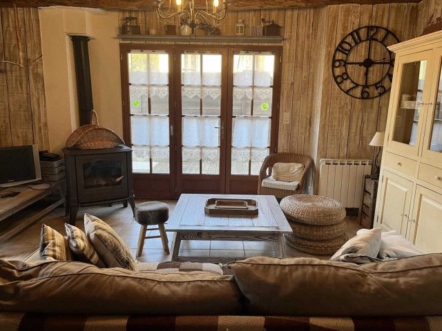 31G100906-327b68b4db6e4d60bb246200473a419b