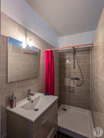 31G100934-72159b56750342169e01e247f693b99f