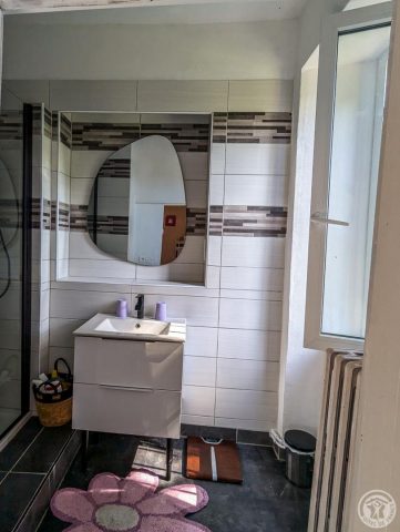 31G100934-98447d4e531e42518670556718be1011