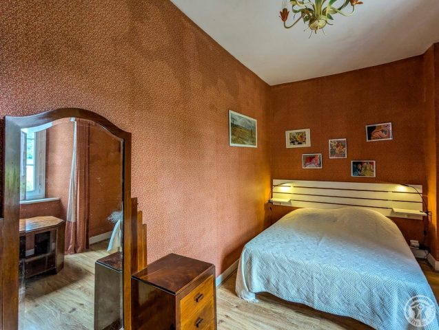 31G100934-b48733df2b09442a86542e9b67271531