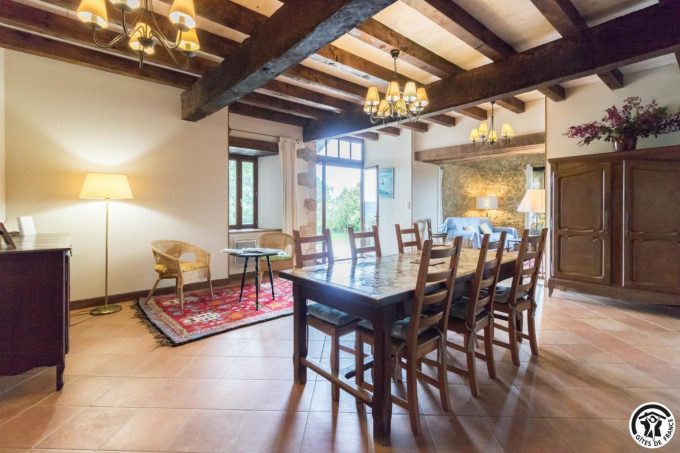 31G100978-3121ebf3e2214a9d80d586963a0a860f