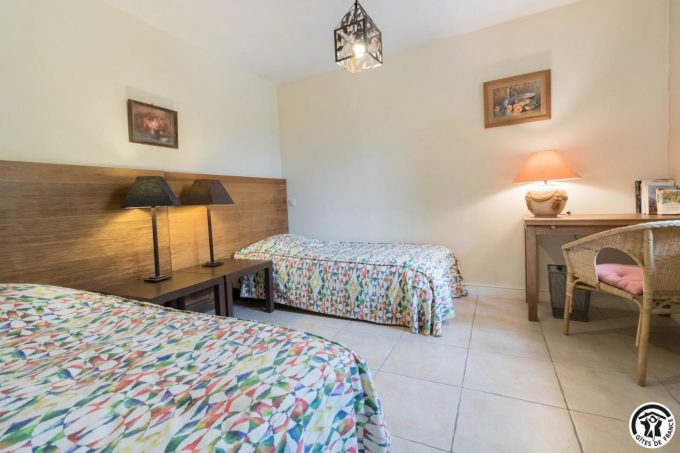 31G100978-cbd4dcee28d54a87a96aab5b016460db