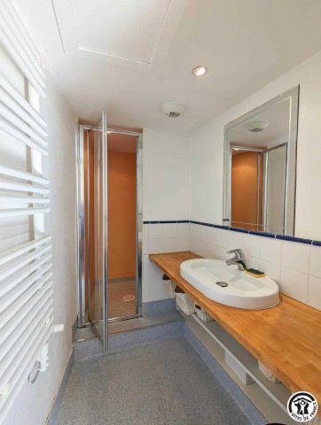 31G100984-b6d76115262e49b8a2c3df35d892b867