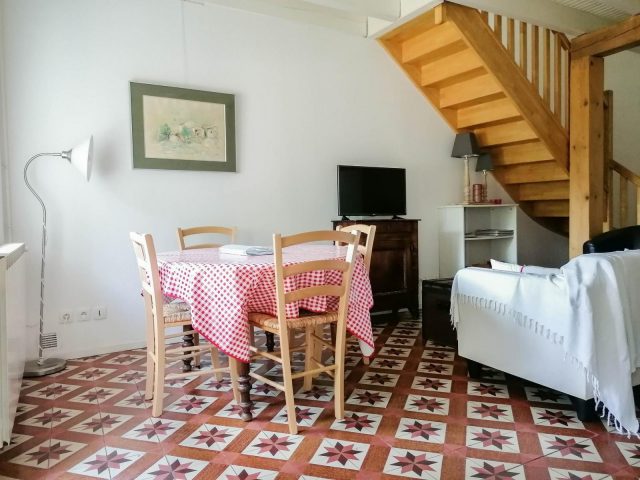 31G100985-f7d99b70654841daaec91ff6e267b633