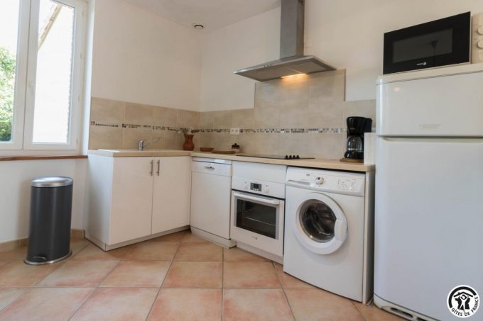 31G101045-d710b44bc4b14f8b9a1af53a7cdf7d74