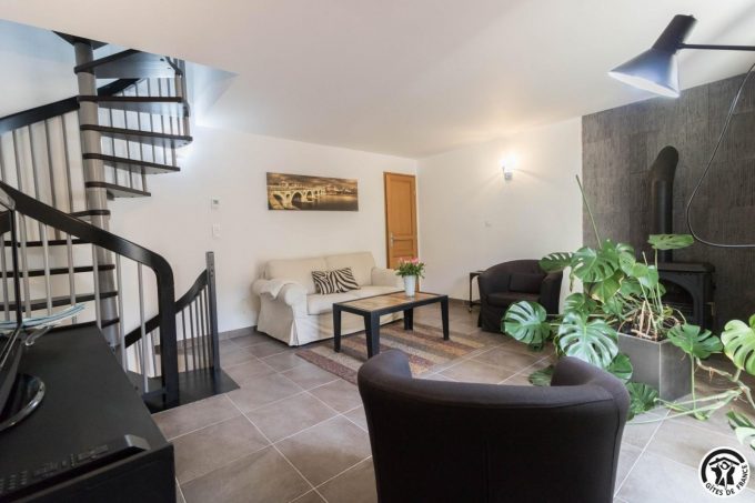 31G101100-35ff4d0ecf104fbf8bbfbed3f7e15adb