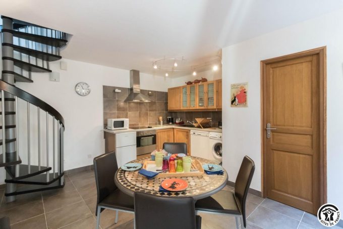 31G101100-e7a3853641514f6293f68cbae5a5fc98