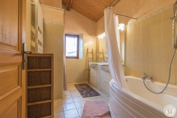 31G101116-7f6ff1c8378d4a7ba3586205322f5e1d