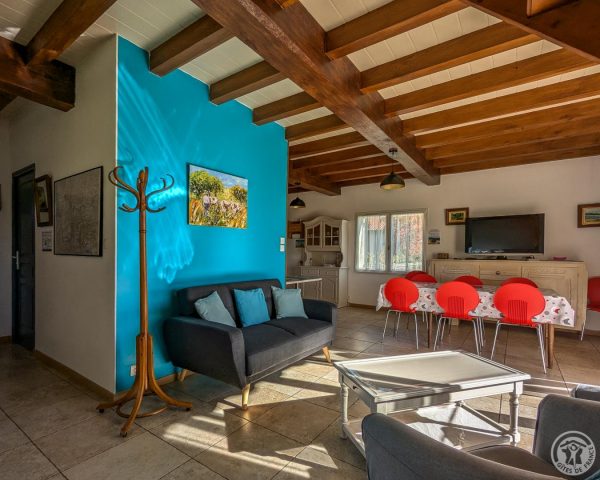 31G101281-2f848e12fa904347862f4ce16a5a6f34