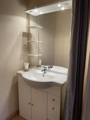 31G101337-7637484af7784ab4af51ad22c080056f