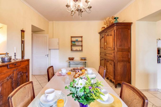 31G101373-877194790e80459fbbeef1148d76a592