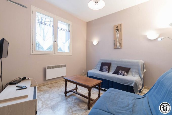 31G101477-aaa914567ded4408845d4ea5a26352ce