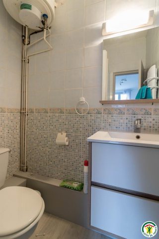 31G101504-550c1ec69eac416f82881146aec968c2