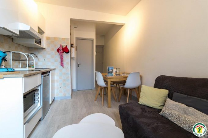 31G101504-b6ec05dfc5e340779d0f44275390e7d9