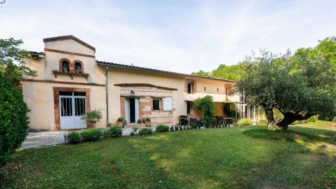 31G101515-7d46e313645d4bfcbfa190f553c78694