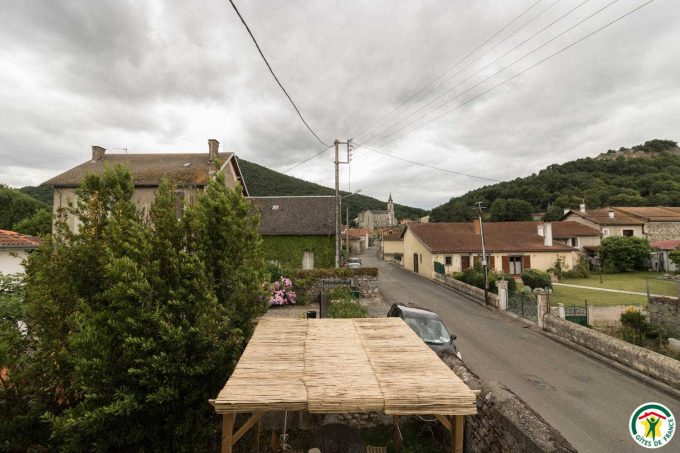 31G101527-c93124a3eda749fb89a6ce64c76e5690