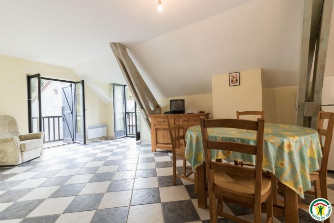 31G101540-ce7e53aef2b849f99448eff96a15cb55