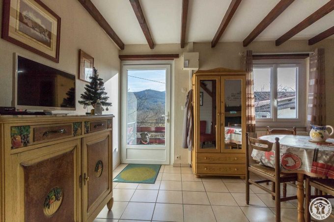 31G101553-c096ec781c0b4f049bf1c30aaa501892