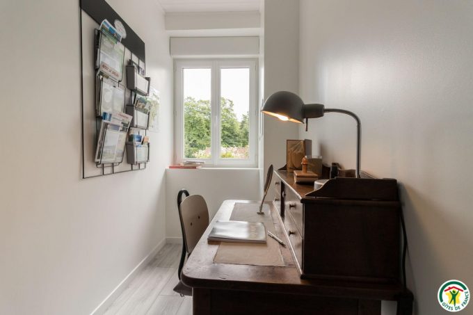 31G101580-0ebe5fec878c4e109bbab38671b987c8