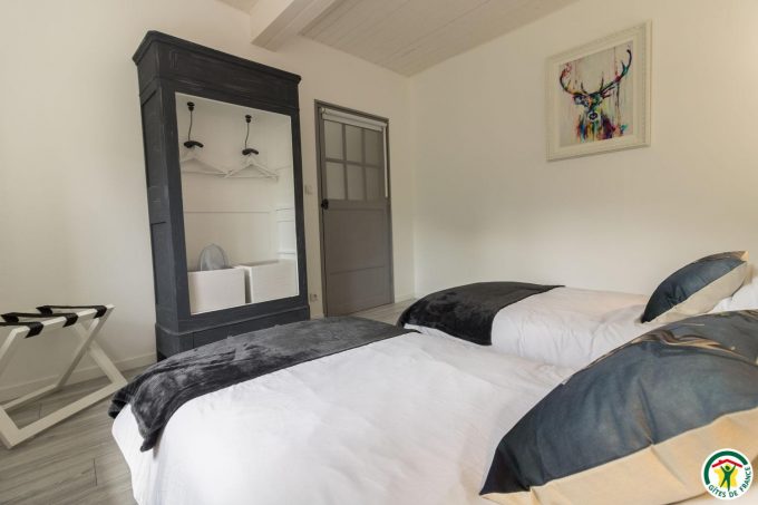 31G101580-24592043d40f4d6eab935c7ea87af255