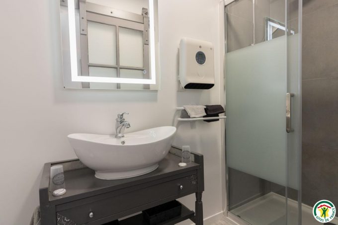 31G101580-26860a7e227b4676a96bd19492582c27