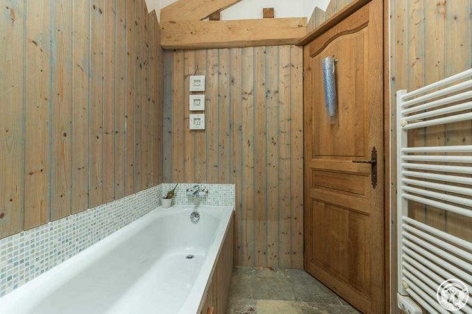 31G101586-3238dddbe8394bde8b014e35d501c1ad