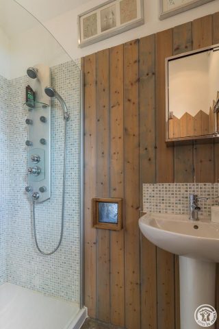 31G101586-4c055460c8924aa19dec8b9884453b14