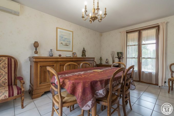 31G101589-352924e793ab417b8149457c3a27d809