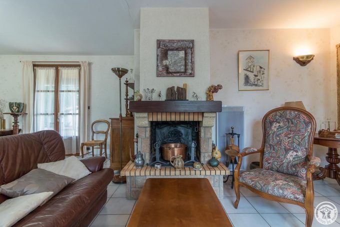 31G101589-385b767f59a8473596fe91cd35a0d3c5