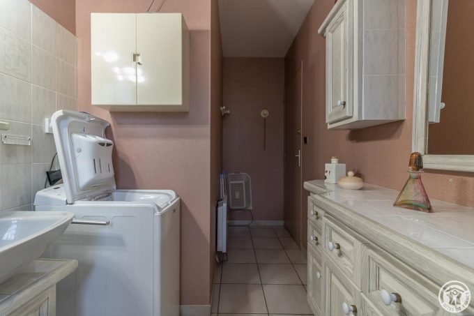 31G101589-dc8370ce5226441b9c09105feb356a40