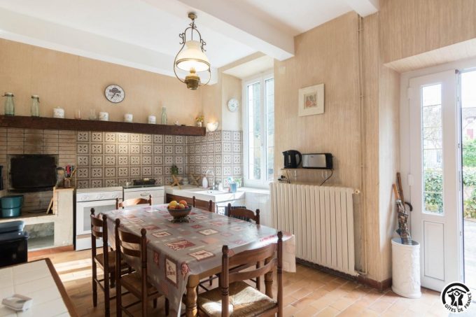 31G101603-59233586dcaa4805bb28b8bda88a6376