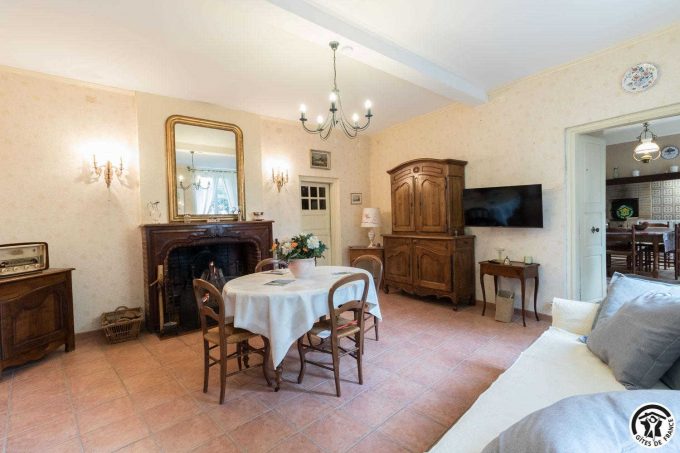 31G101603-8f8460ba7b7343d6b6a7be174c1966b9