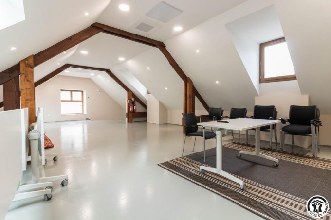 31G101649-e8cb96a97992488eac6e728bf8f1f37f